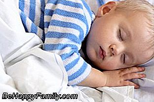 Bagaimana tidur bayi yang baru lahir: nasihat seorang ibu