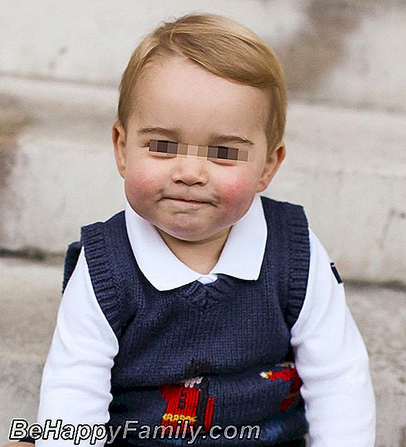 Prinz George: Fotos von seinem Aussehen George lächelt in der Weihnachtsversion Foto