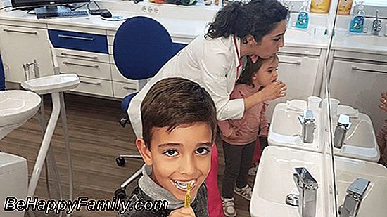 Cómo enseñar a un niño a cepillarse los dientes